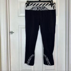 Lululemon Run Inspire Crop Black and White Size 6
